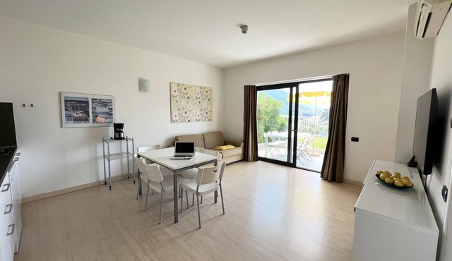Dreizimmerwohnung mit Seeblick by Interhome