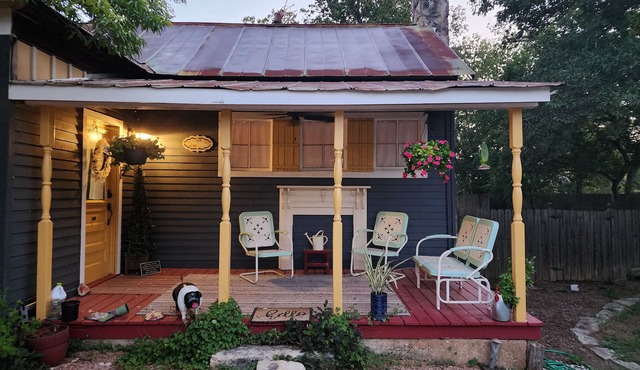 Ethyl's Place - a charming place to stay. in Blanco