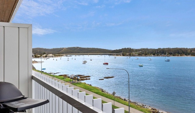 Exquisite 1-Bed Apartment with Bay Views in Batemans Bay