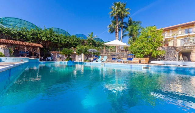für 10 Personen in Fiuefreddo di Sicilia, Sizilien (Ostküste von Sizilien) by Interhome