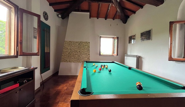 Farmhouse with fireplace, billiards,table tennis near the Chianti hills,