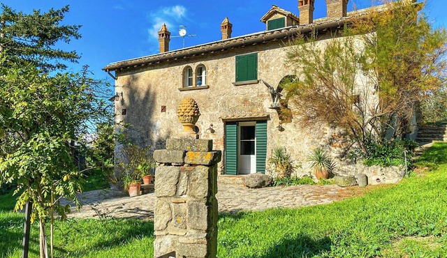 Farmhouse with pool amid ancient oaks in Tuscia