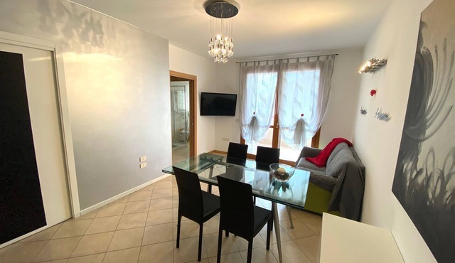 Feel at Home: Easy Access to Venice Apartment