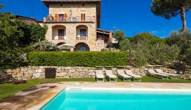Giovanna apartment on two levels overlooking the swimming pool
