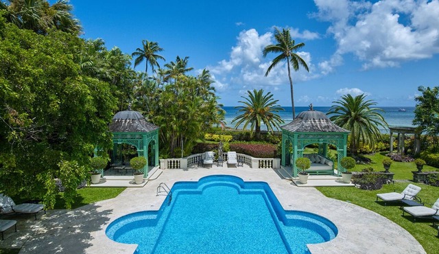 Glamorous Beachfront Estate - Leamington in Battaleys