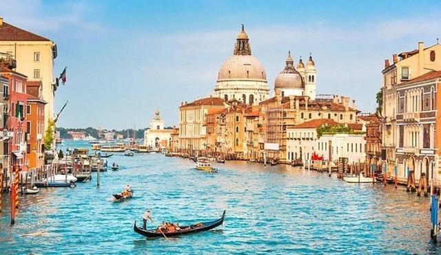 Grand Canal Luxury Apartment with Private Terrace Steps from St. Mark's Square