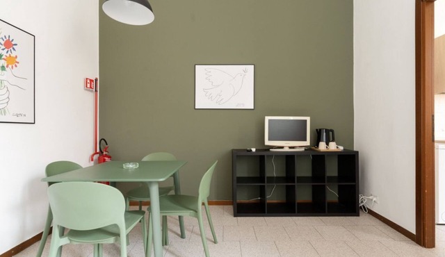 GuestHost - A comfortable and welcoming 55 square meters apartment, perfect for four people, located on the mezzanine floor of a building (accessible via a few steps).The property is located between the vibrant Chinatown district and the Sempione area, M
