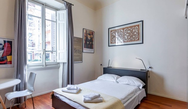 GuestHost - Charming studio apartment of about 20 sqm, able to accommodate up to 2 people, located on the raised ground floor (5 steps to access) of an ancient building in good condition. The apartment is located within Le Cure district, a quiet resident