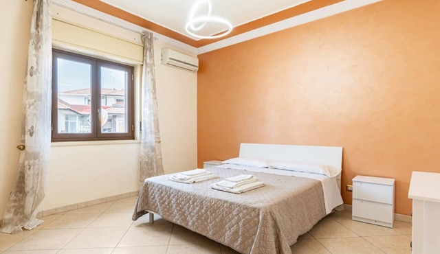 GuestHost - Comfortable 80 sqm apartment in Aci Catena, located on the third floor without an elevator. Equipped with WiFi, air conditioning, and a large terrace ideal for outdoor relaxation. Aci Catena is a quiet Sicilian town rich in history and cultur