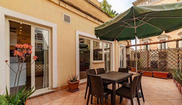 GuestHost - Cozy and elegant 60 sqm apartment, perfect for 6 people, located on the first floor (NO lift) of a renovated period building in the heart of the historic center of Rome (NO traffic-limited area). The property is located just a few minutes fro