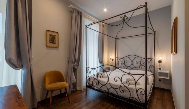GuestHost - Lovely room, with private bathroom, ideal for 2 guests in 20 square meters of space, is part of the Sallustian Guest House.The Guest House is located on the second floor, without elevator, of an elegant period building and consists of 5 priva