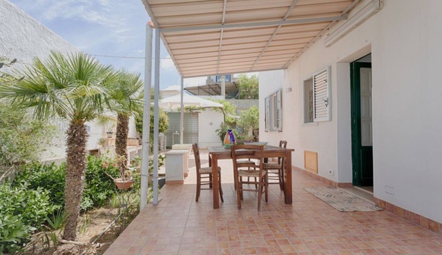 GuestHost - Quiet 107 sqm apartment with independent entrance, perfect for 4 people, located on the ground floor of a renovated building (NOT suitable for disabled people). The apartment is located in Misiliscemi and boasts a splendid view of the Egadi i