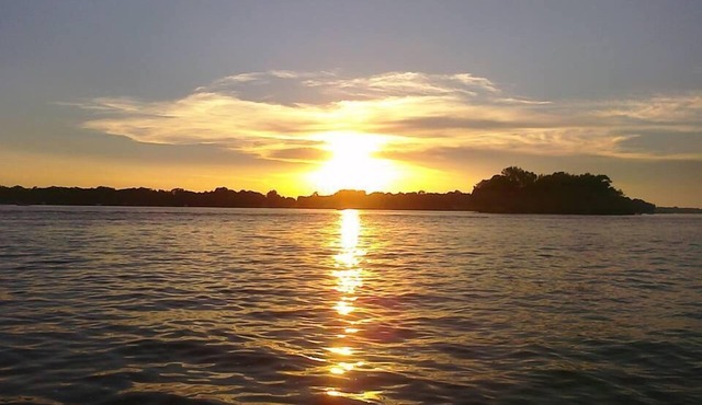 Gun Lake Cottage shared lake frontage, 7 Miles to Casino, Volleyball Playgrounds in Wayland