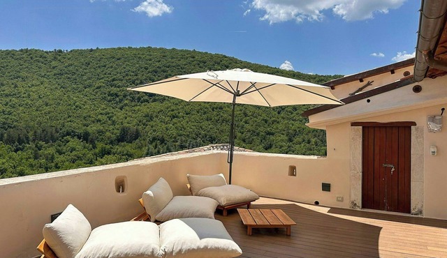 Historic apartment with views of Abruzzo valley