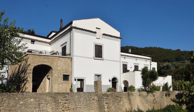 Historic farmhouse between Amalfi and Pompeii (sleeps 8–16)