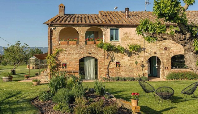 Historic farmhouse with loggia in Cortona