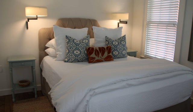 Historic Romantic Downtown Row House with Free Parking in Charleston