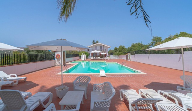 Holiday Apartment 'Appartamento Con Vista Su Noto' with Shared Pool, Terrace & Wi-Fi