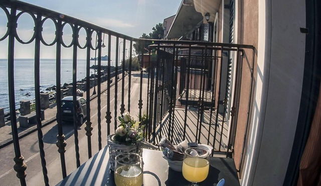 Homerez - 10 m away from the beach! House for 8 ppl. with sea view at Acireale