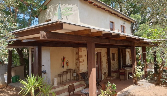 July/Aug still available! Secluded location! Olives, open fireplace! Pets allowed!