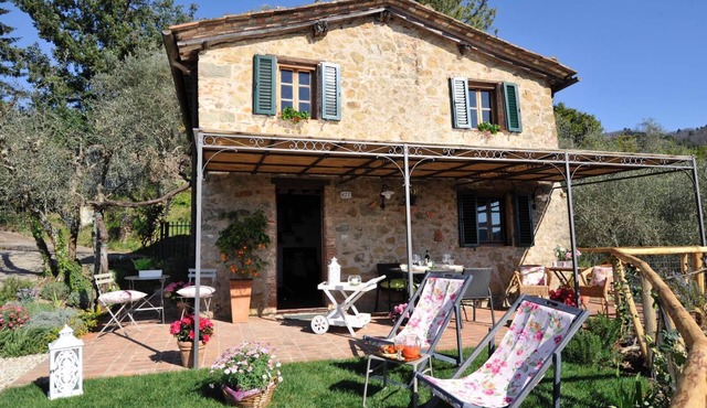 L'Oliveta: typical Tuscan farmhouse with a view of Lucca. Private garden and parking lot