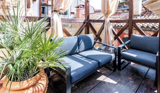 La Serenissima: 2BR Castello Apartment, Private Roof Terrace, 3 min to San Marco