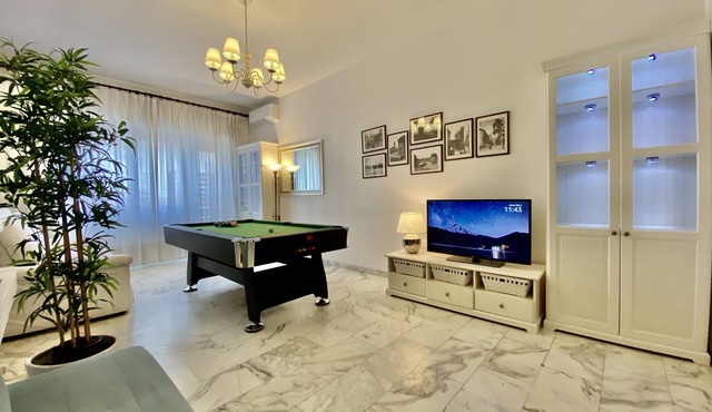 Large Vatican Entertainment Home: Metro, Pool Table & Golf