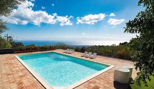 Large Villa rental near Catania Sicily with private pool and airconditioning