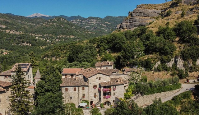 Lovely apartment in villa for 5 people with WIFI, TV, patio and pets allowed, close to Ascoli Pi.