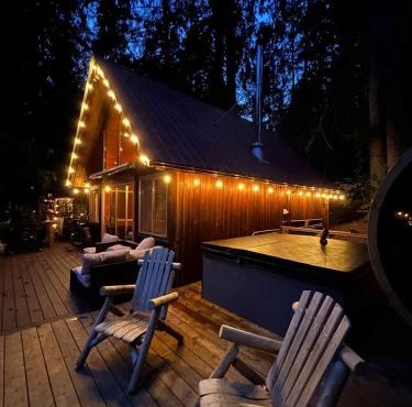 Luna's A-Frame - River & Spa in Granite Falls