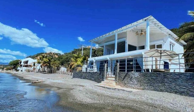 Luxury Beachfront Villa Los Almendros in Hatillo