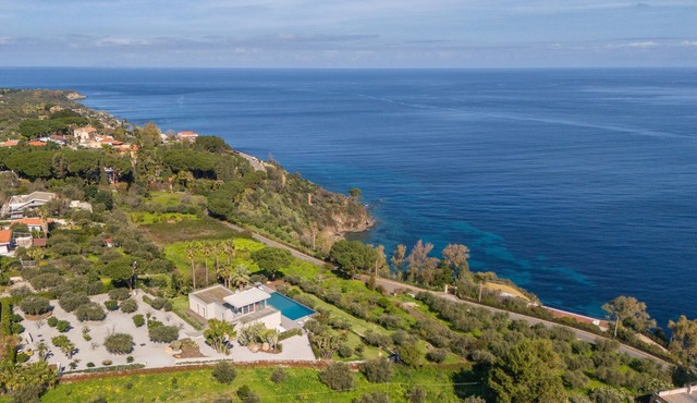 Luxury, infinity pool, sauna, seaview, movie theater, bar, park