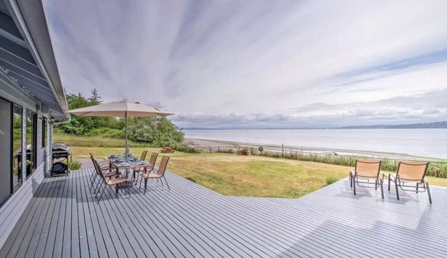Luxury Waterfront Home w/Pool on the Puget Sound! in Clinton
