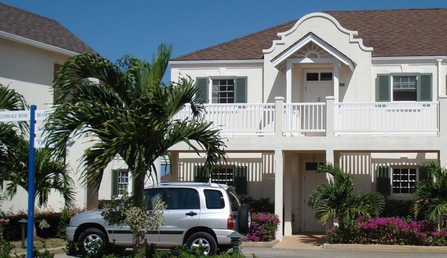 Luxury West Coast 2 Bed Apt, Panoramic Sea Views. Infinity pool, Jacuzzi, Gym in Mount Brevitor