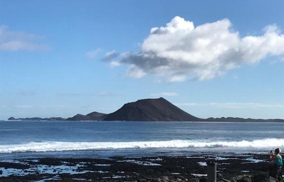 Mirando a Lobos in Corralejo