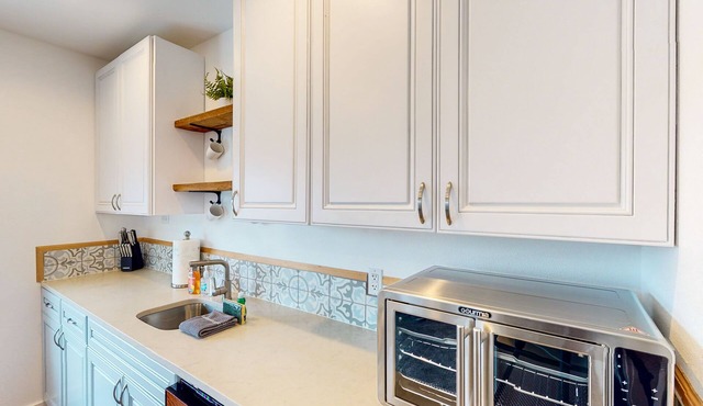 Modern, 2nd-floor duplex with a work station, and mountain views - near downtown in Enumclaw