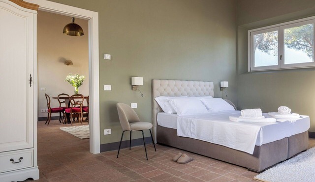 Nice apartment in villa for 6 guests with pool, WIFI and TV, close to Greve In Chianti