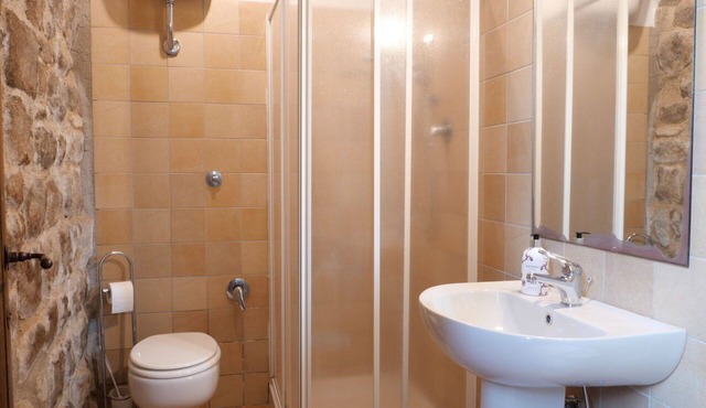 Nice apartment in villa for 3 people with WIFI, TV, patio and pets allowed