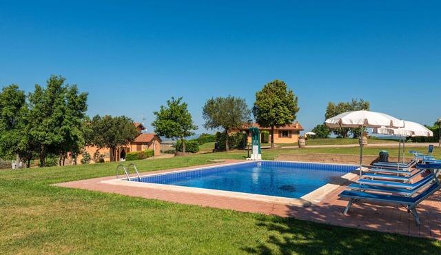 Nice apartment in villa for 4 people with WIFI, pool, A/C, TV, terrace and pets allowed