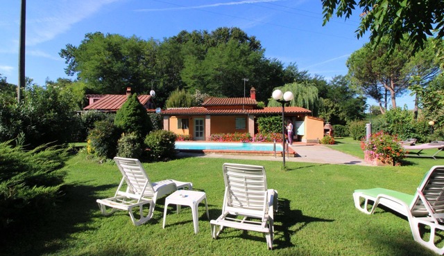 Nice cottage ideal for couples, large enclosed garden with private pool. Pets are welcome. Bucine is in Bucine