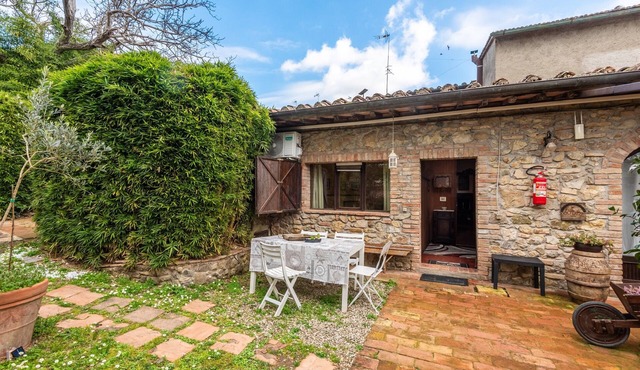 Noce Apartment in Antiche Dimore del Vescovado with Shared Pool, Wi-Fi & Air Conditioning
