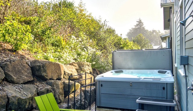 Ocean-View Home- Chefs Kitchen, Private Hot Tub, Dog Friendly, Double Patio in Pacific Beach