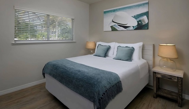 Oceanfront Studio Queen w/Kitchenette, Pool, Free Parking & Pet Friendly in Islamorada