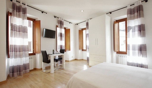 Old Rome area-6 pax-Silent-Air conditioned-Historical Roman building