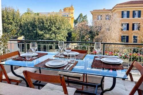 POOL-Balcony-JACUZZi-AirCond-Wifi-Luxury Apartment