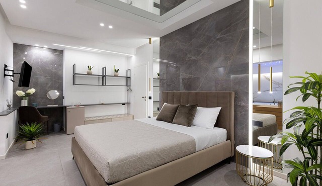 Premium Suite with Hot Tub, Wi-Fi, and Air Conditioning