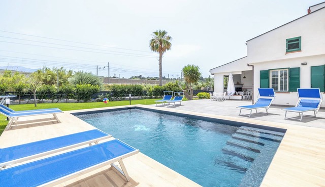 Prestigious villa with exclusive private pool