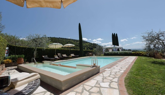 Private Villa with WIFI, private pool, A/C, TV, patio, panoramic view, close to San Gimignano