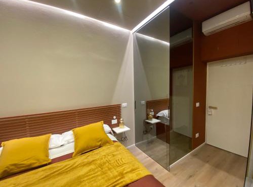 Queen Room in Centro a Modena - Comfort, Privacy & Free Parking