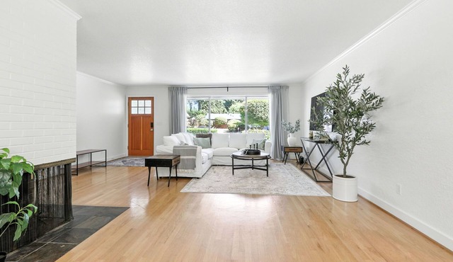 Quiet & Updated Vancouver Getaway Family & Pet Friendly. AC & WIFI in Vancouver